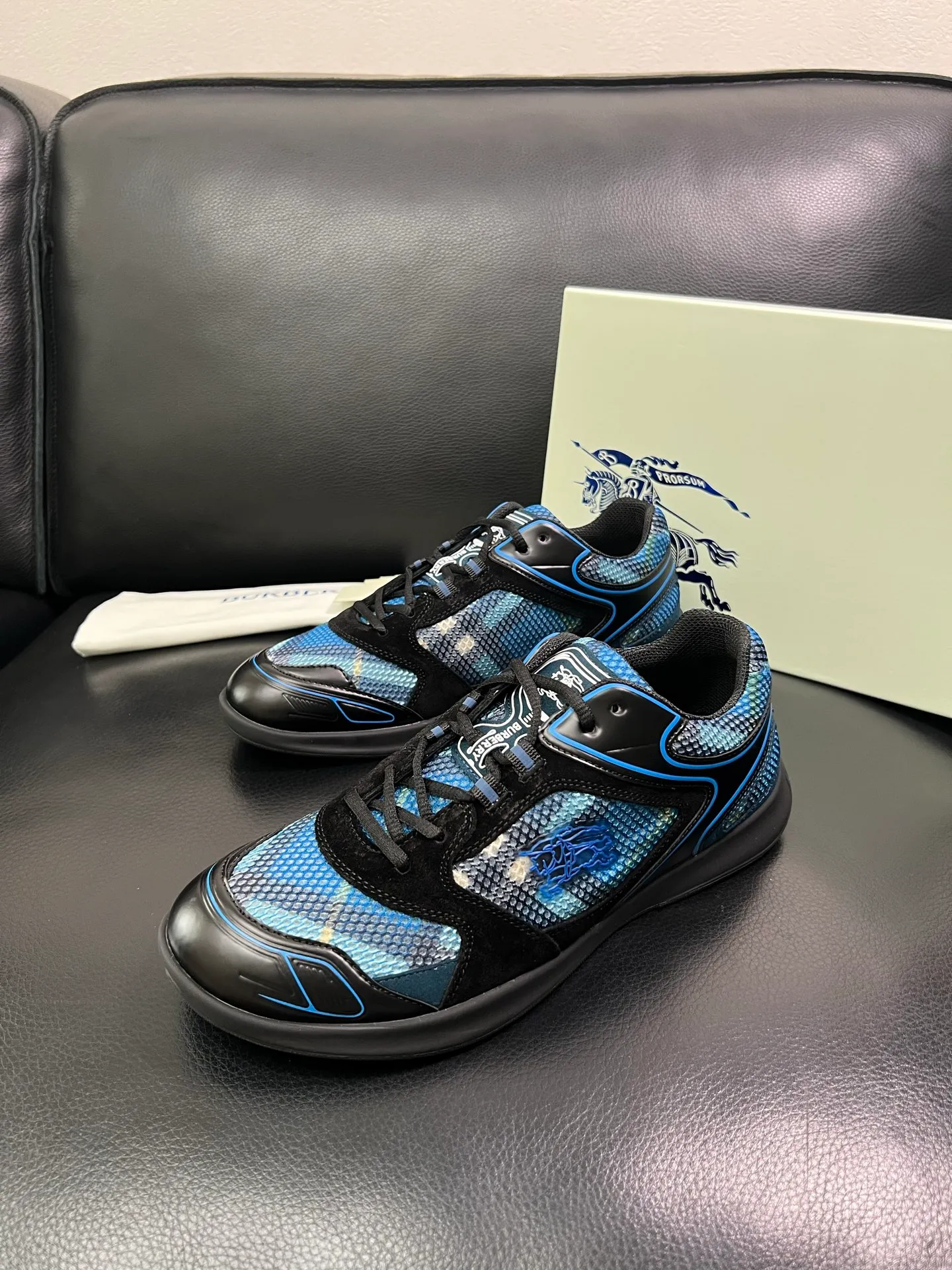 Men's shoes 💰740 BURBERRY top crafts Burberry counter synchronization, original factory configuration imported cowhide fabrics from Italy, high-quality complex splicing process, imported cowhide inner pads, breathable and comfortable, soles: original soles specially provided by the original factory, original and single goods High quality welcome to compare, code number 38-44 (customized 45 46) 85855